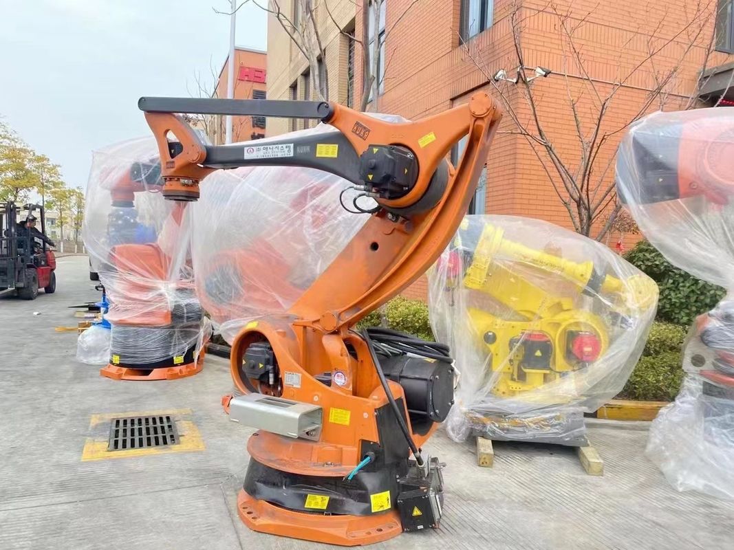 Kuka KR100-2PA Czteroosiowy robot paletyzujący o rozpiętości ramion 3200 mm i obciążeniu 500 kg