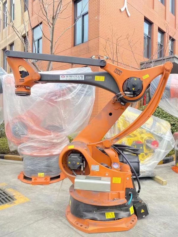 Kuka KR100-2PA Czteroosiowy robot paletyzujący o rozpiętości ramion 3200 mm i obciążeniu 500 kg