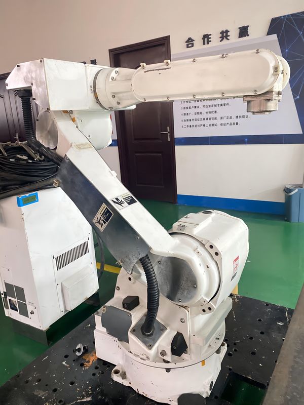 Motoman CR20 to sześcioosiowy, pionowo przegubiony robot XRC przeznaczony do zastosowań w czystych pomieszczeniach.