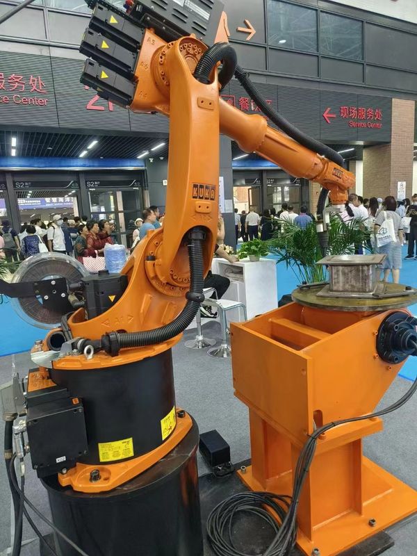 KUKA KR 16 L6 to długi ramię robota o niskim ładunku użytkowym.