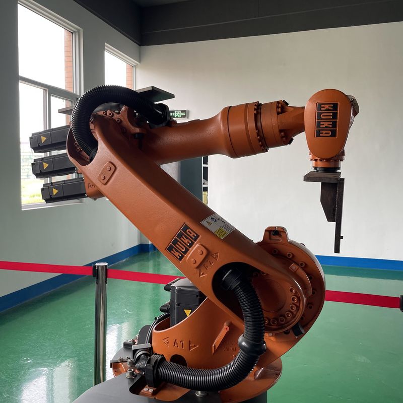 Używane roboty KUKA KR16 Nawigacja ścienna 6 osi Roboty spawania łukowego, roboty montażowe, roboty spawania wiązki elektronicznej