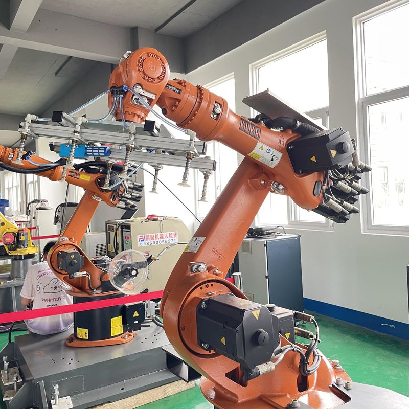 KUKA Kr16 Robot spawania łukowego z sterownikiem XP Ładowanie i rozładunek części Obsługa części Ramię robota przemysłowego
