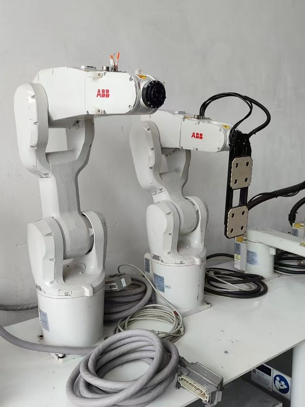Robot za ładowanie 380V z zasięgiem roboczym 1611 mm, zaprojektowany w celu zwiększenia wydajności ładowania w centrach produkcyjnych i dystrybucyjnych