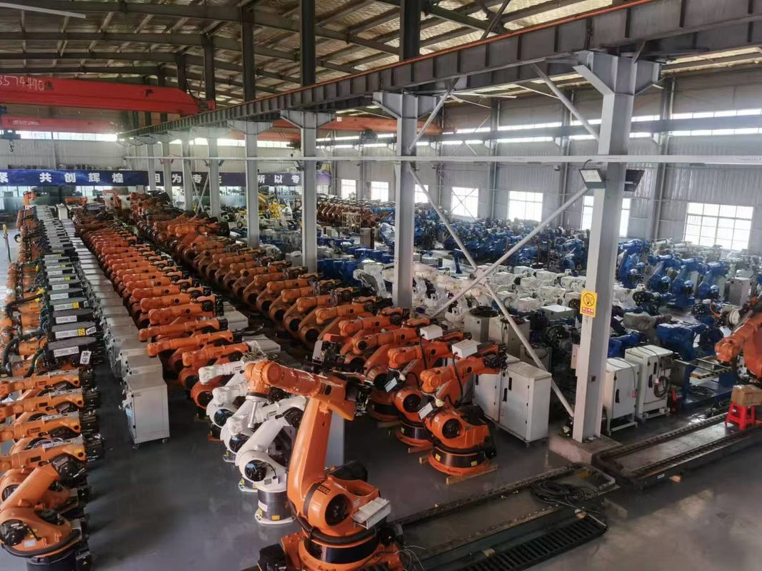Prędkość 2,5 m/s Używane roboty KUKA oferujące zasięg roboczy 1611 mm, 1911 mm Pomarańczowe, idealne do zautomatyzowanych systemów transportu materiałów